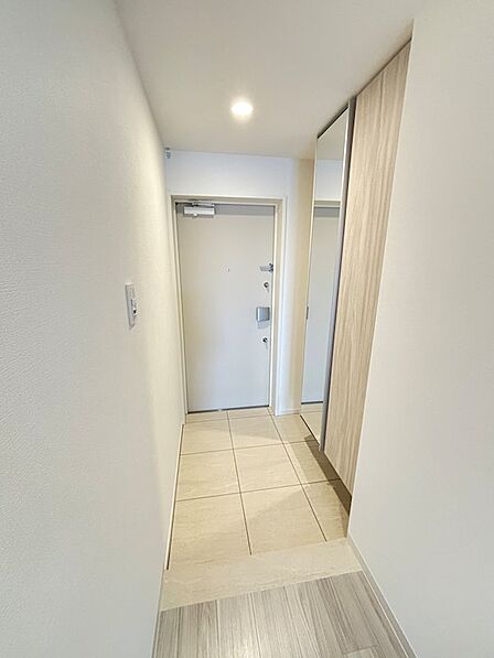 大型シューズボックスあり、姿見つきなので、お出かけ前に全身チェックできます♪