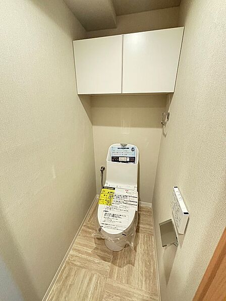トイレの収納は扉つきで、生活感を隠せます。