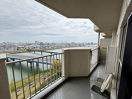 北東向き、信濃川が楽しめます。