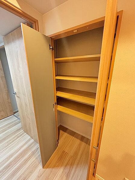 廊下にも物入があり、消耗品のストックにも便利です。