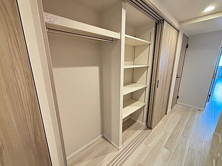 玄関収納も広くとっており、上着や鞄の置き場が決まるので、帰宅動線がぐっと良くなります。