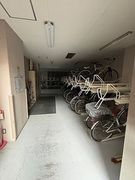 屋根付き駐輪場あり。自転車で便利に生活できるエリアです。
