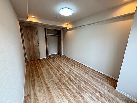 洋室7.7帖、各部屋収納付きです。