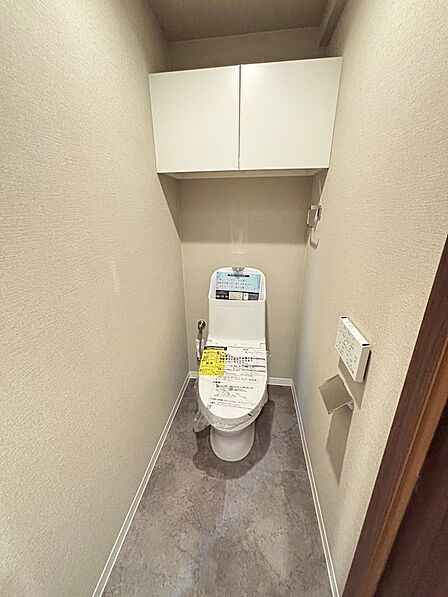 扉つきの収納スペースは、生活感を隠せます。