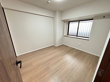 洋室6帖、一番広い個室なので、主寝室としてもおすすめです。