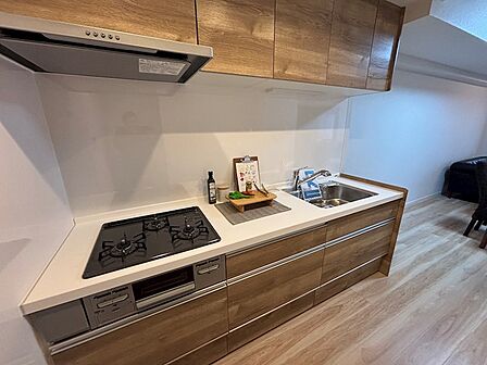 3口コンロのシステムキッチンは使い勝手抜群!新品のコンロでお料理が楽しくなりそうです♪