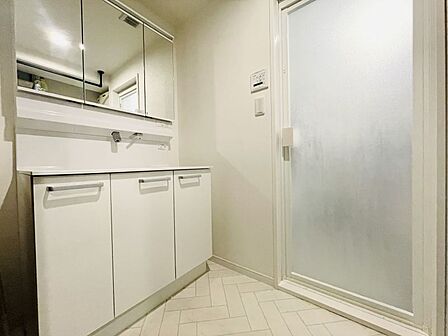 収納付の洗面台です。スキンケア用品や掃除道具など沢山収納でき便利♪