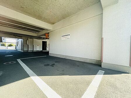 マンションには来客用駐車場あり!ご来客時も駐車スペースに困りません♪