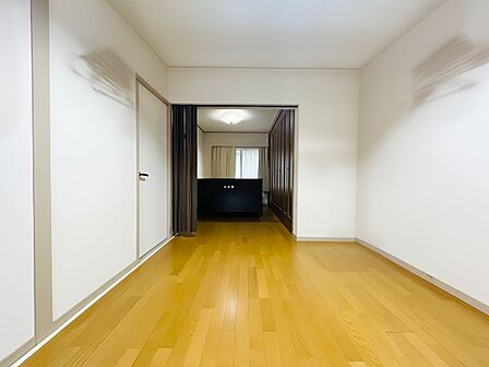 どんなテイストにも合うシンプルな洋室！どんな家具を置くか考えるのが楽しくなりますね♪