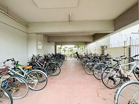 屋根付きの自転車置き場です◎