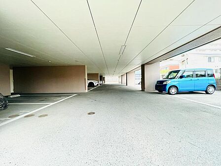 天候に左右されず快適に利用できる屋根付き駐車場も♪