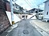 外観：見通しの良い曲がり角のため、徒歩でも自転車でもお車でも通りやすい前面道路です♪