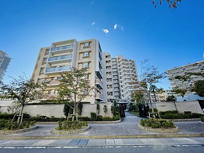 外観：13階建ての1階に位置しています！