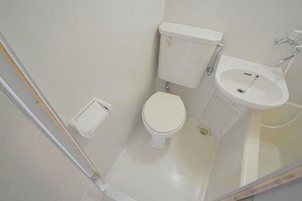 画像7:白くてピカピカのトイレですね。お掃除もしやすいです。 
