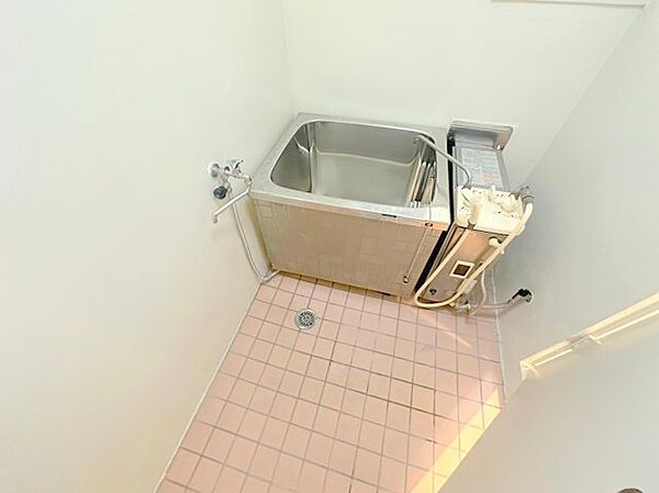 画像9:コンパクトサイズのお風呂です。お掃除も楽にできますよ。 