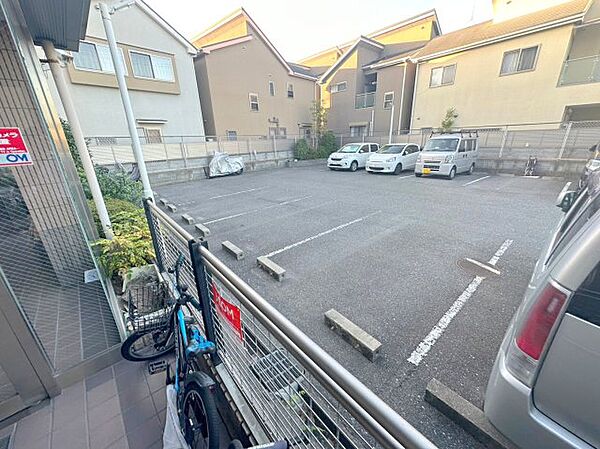 画像5:駐車のしやすい広めの駐車場です。 