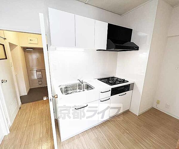 画像5:白を貴重としたキッチンです。
