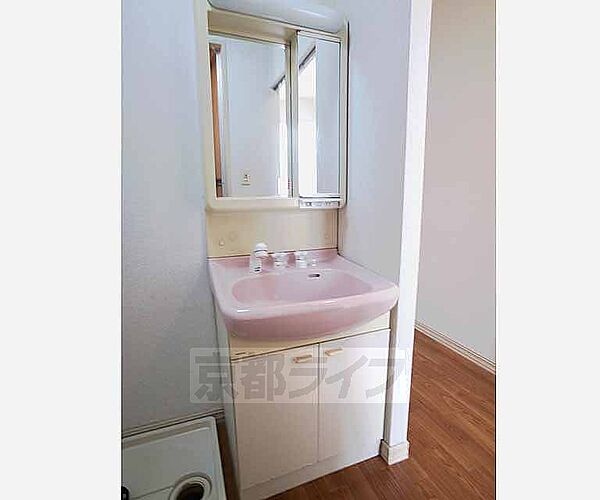 画像11:ピンク色のかわいらしい洗面台です・