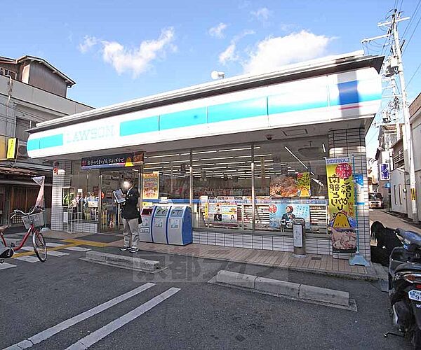 画像30:ローソン千本一条店まで309m 街中では珍しいガレージ付のローソンです。立ち寄りやすいですね〜