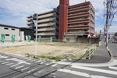 外観：歩道が整備された広い道路に面し、アパート・マンション・店舗など事業用としても活用できます。