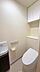 トイレ：上部収納カウンターがあり、トイレットペーパーのストックなどもすっきり収納