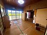 その他：のどかな田園風景を望む大開口の窓。明るく開放感を感じられるお部屋です。