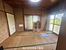 その他：大きなサッシ窓から自然光がたっぷりと差し込み、部屋全体を明るく開放的に照らしています。奥の部屋とは襖で仕切られており、開け放つことでさらに広い一体の空間としてフレキシブルに使えます。
