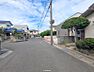 その他：前面道路はゆったりとした幅がありお車の出し入れもしやすくて安心です。
