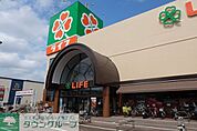 ライフ新座店 徒歩14分。スーパー 1080m