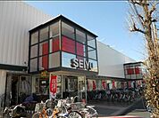 西友関町店 徒歩11分。スーパー 820m