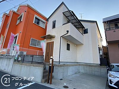 外観：静かな住宅街にたたずむ重厚感あるお家。落ち着いた色合いが素敵ですね。