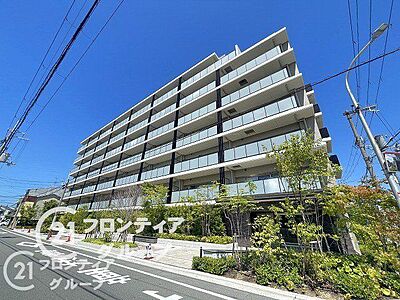 外観：緑が多く落ち着いた雰囲気があり、マンションと周辺の雰囲気が調和されて住み心地が良さそうです。