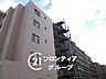 その他：建物全体のフォルムが洗練されており、落ち着いた街並みに馴染むデザイン。外壁や窓の配置にも工夫があり、静かな住宅街で存在感を放ちます。周囲との距離も程よく、暮らしに余裕が生まれる設計です。