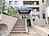 エントランス：マンションのエントランスは、住まう方々を迎える洗練された空間です。日常の出入りを快適にするための工夫がされています。