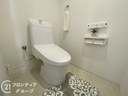 温水洗浄付きのトイレは、清潔で快適な使用感を提供し、毎日の生活をより便利で心地よくします。リラックスできる空間を作り出します