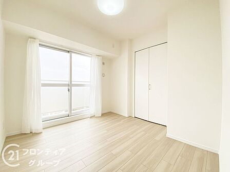 充分な広さの収納を備え、風通しも良く、大変居心地の良い採光良好な洋室は、快適空間。プライベートの時間もゆったりお寛ぎ頂けそうですね！