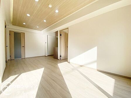 リビングは、家族や友人との時間を楽しむのに最適な広さです。快適な居住空間を提供します。