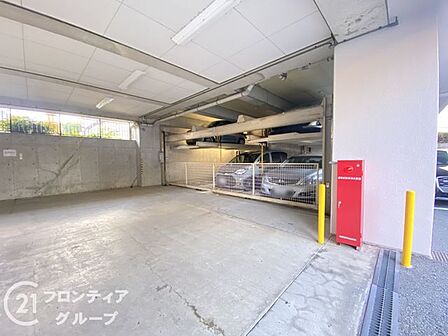 屋根付きの駐車場は、天候に左右されずに車を守ります。大切な車をしっかりと保護します。