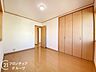 寝室：広々とした寝室で、心地よい眠りをお楽しみいただける空間が広がります。落ち着いた雰囲気の中で、リラックスしたひとときを過ごせる贅沢な空間です。家具など置いてもスペースを有効活用して頂けます。