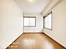 子供部屋：広々としたスペースの子ども部屋は、遊びや勉強に最適で、快適な居住空間を提供します。窓からの光の差し込みはお子様の生活を温かく包みます。明るく清潔感のある居室で勉強もはかどります！