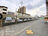 駐車場：広々とした駐車場は、車の出し入れがスムーズで快適です。安心して利用できる環境が整っています。アクセスしやすい場所にあり、日常の移動をサポートします。