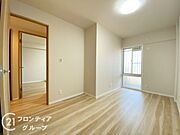 明るく広々とした子ども部屋は、遊び心をくすぐる空間です。お子様の成長を見守るのにぴったりの環境です。