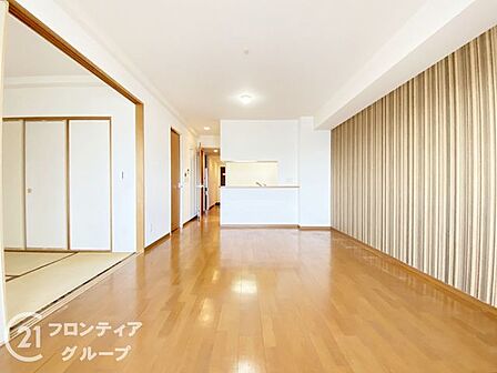 リビングは、家族や友人との時間を楽しむのに最適な広さです。快適な居住空間を提供します。