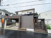 静かな住宅街にたたずむ重厚感あるお家。落ち着いた色合いが素敵ですね。バス停まで徒歩1分で公共交通機関の利用も便利