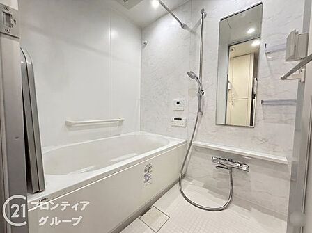落ち着いたトーンで統一されたバスルームは、一日の疲れを優しく解き放つ癒やしの空間です。ゆったりとした浴槽に身を委ねれば、心身ともにリフレッシュできる上質なプライベートタイムを過ごせます