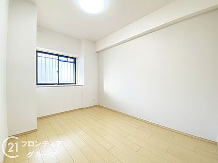 洋室は、シンプルでありながらもスタイリッシュなデザインです。快適な暮らしをサポートします。