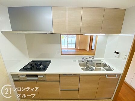 3口コンロ付きのキッチンは、調理の効率が良く、同時に多くの料理を作れる便利で機能的な空間です