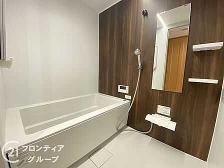 家族全員が快適に使える、広々としたバスルームです。ゆったりとした空間で、リラックスした時間をお過ごしください。