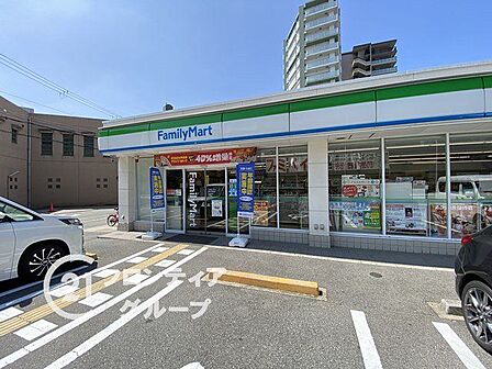 ファミリーマート堺津久野町店 徒歩1分。 60m