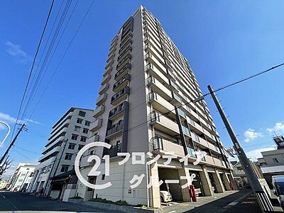 外観：シンプルで洗練されたマンション外観は、住む人のセンスを引き立て、落ち着いた雰囲気を提供します。都会的なデザインが魅力で、住む人に誇りを与える空間です